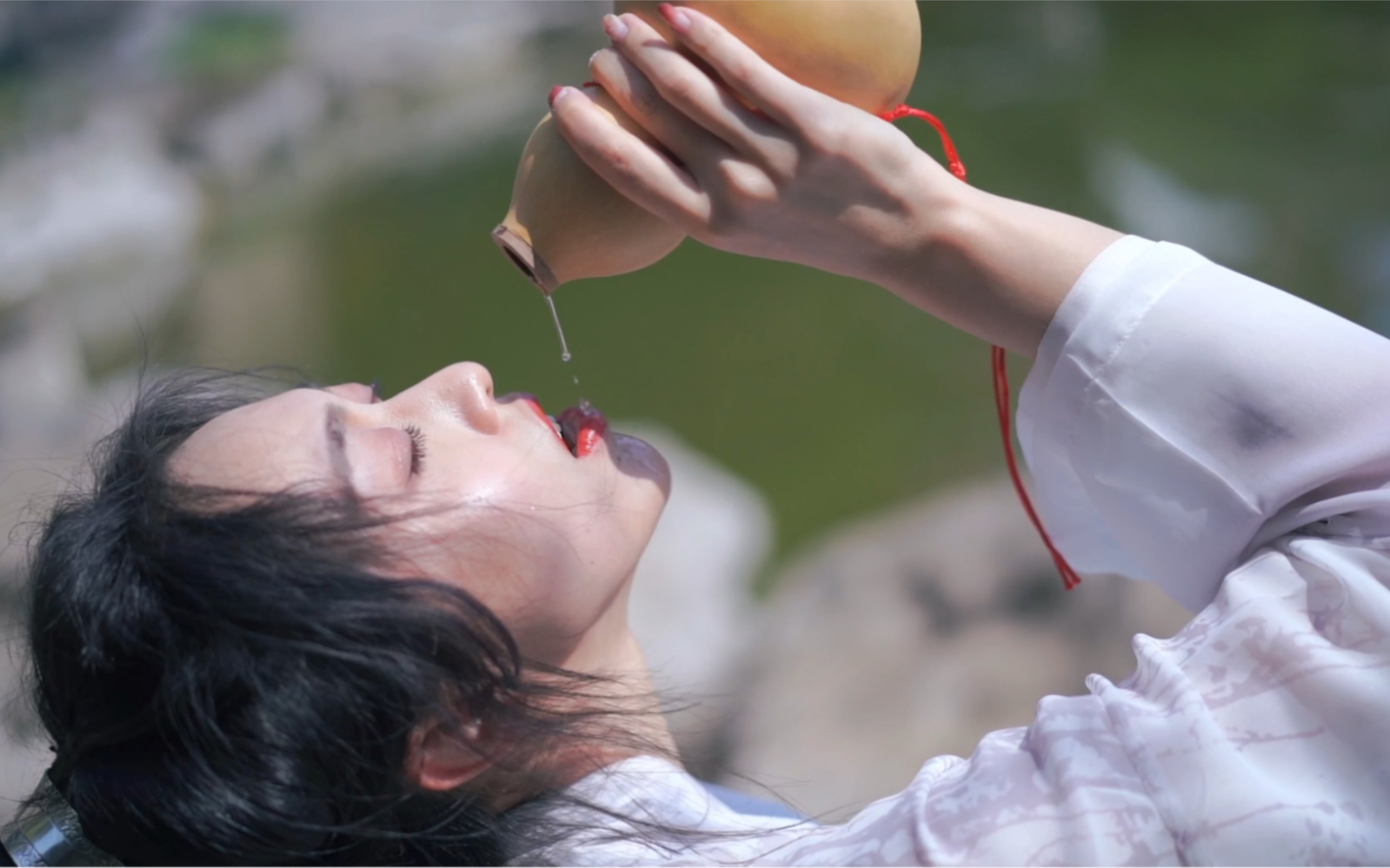 红尘醉酒一饮消愁晚风作酒