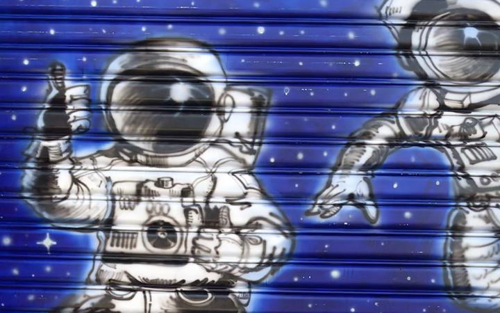 卷帘门喷绘太空人为你点赞!