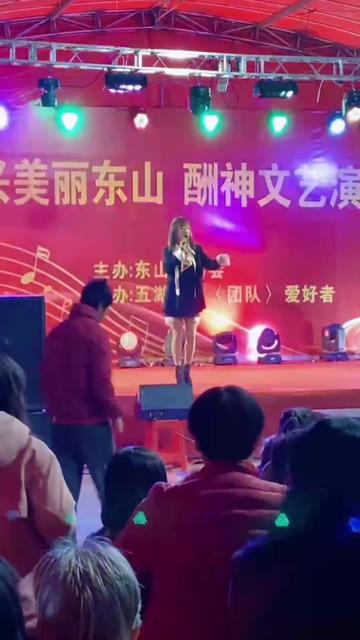 [图]舞台上的我 喜欢的还是闽南语歌曲，今天的我休息直播一天。