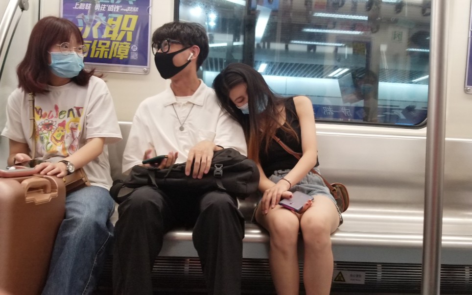 [图]地铁测试:小姐姐睡着了躺陌生人肩膀上，sleeping on the strangers in subway.。搞笑视频