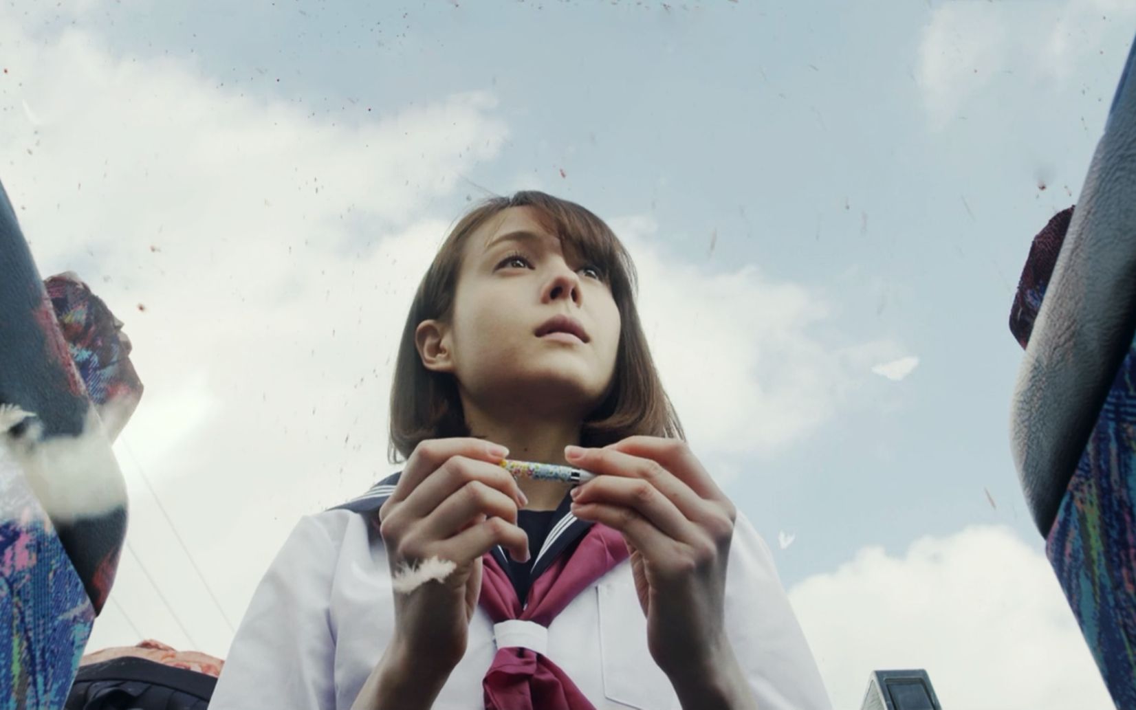 校车被怪风砍成两半全车人被削成两半女子弯腰捡笔保住一命