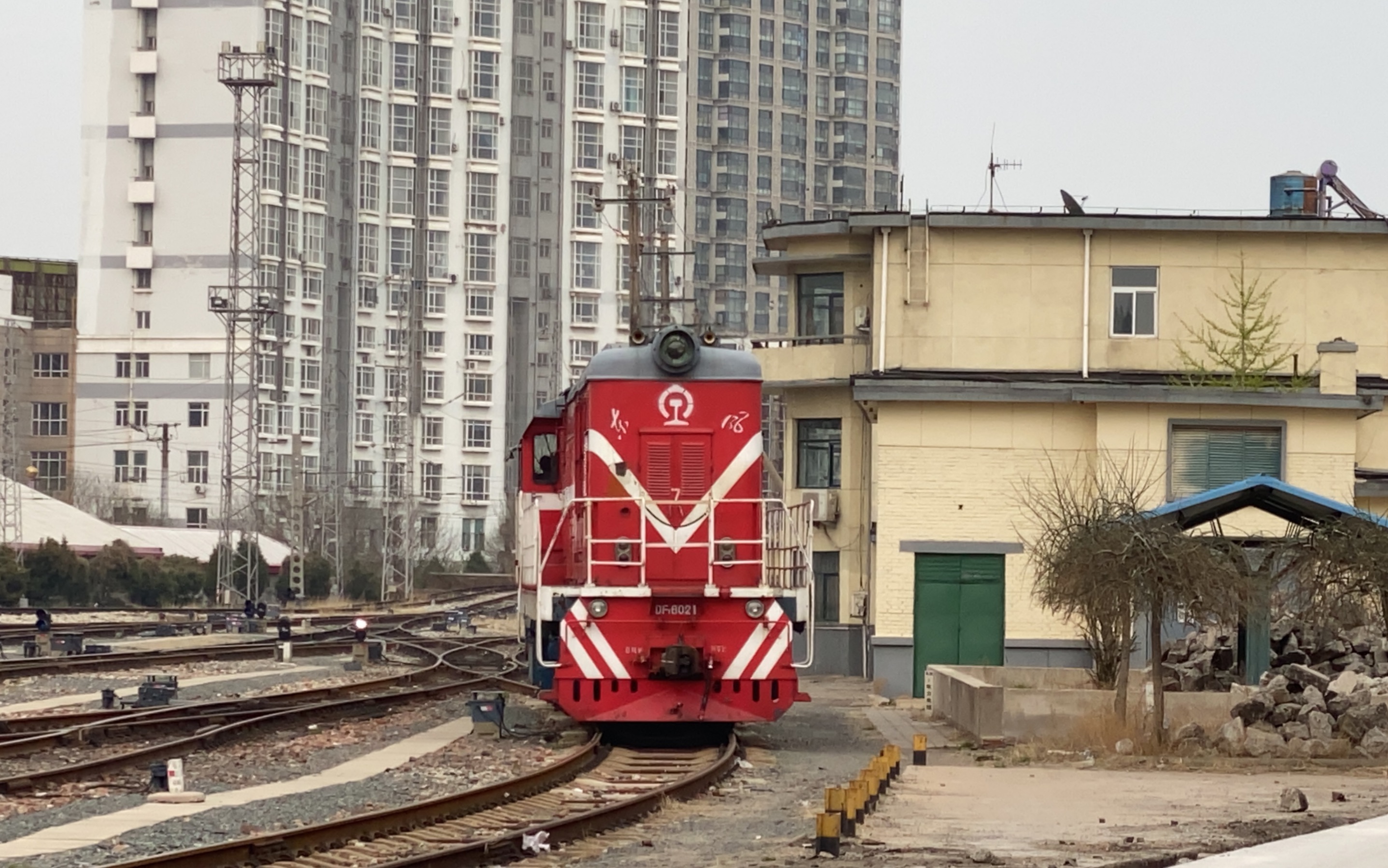 【铁路】京局唐段重联型df7b-6021单机通过