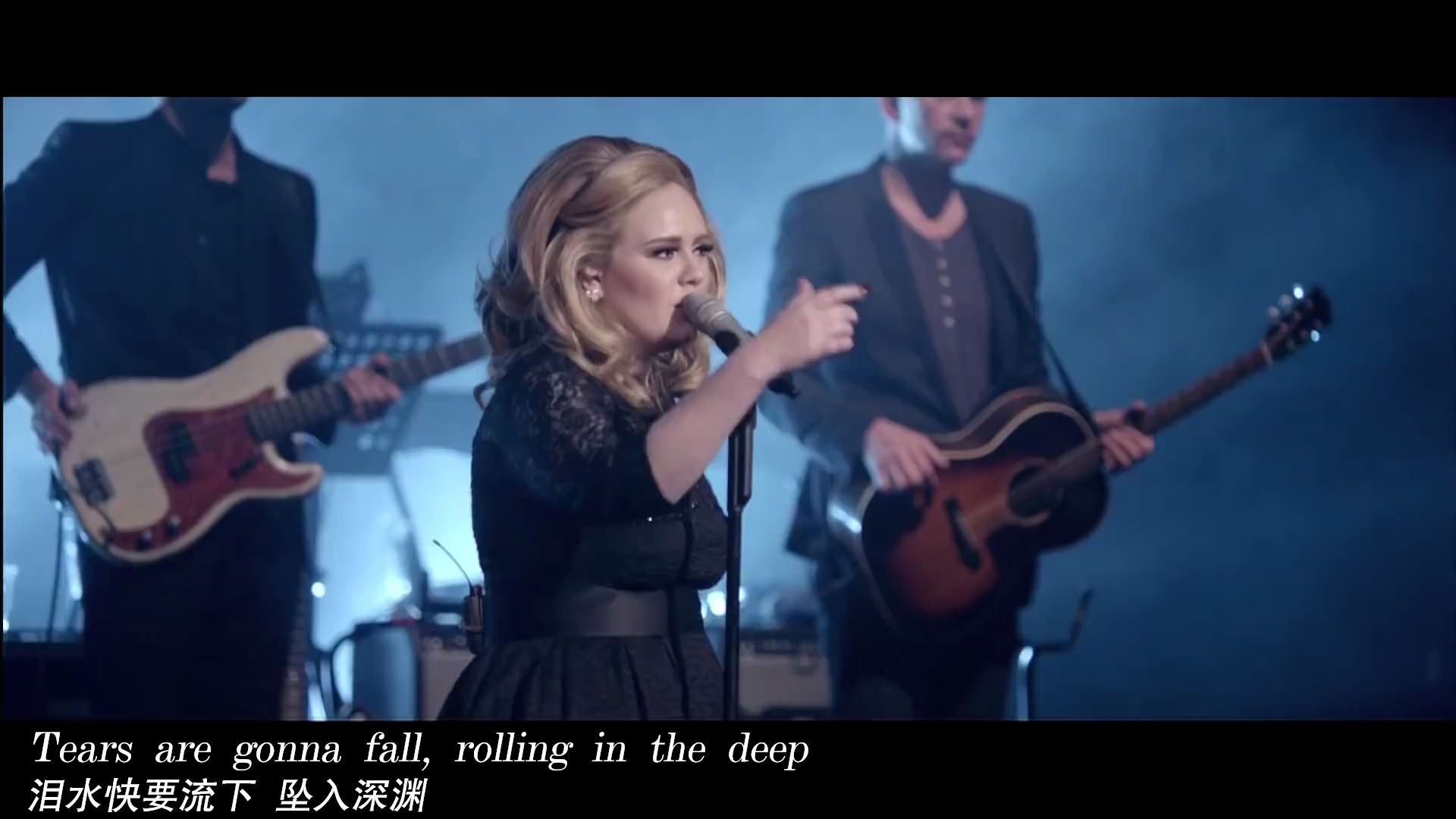 [图]阿黛尔经典《Rolling in the Deep》万人合唱 皇家艾尔伯特音乐厅 现场 中英字幕