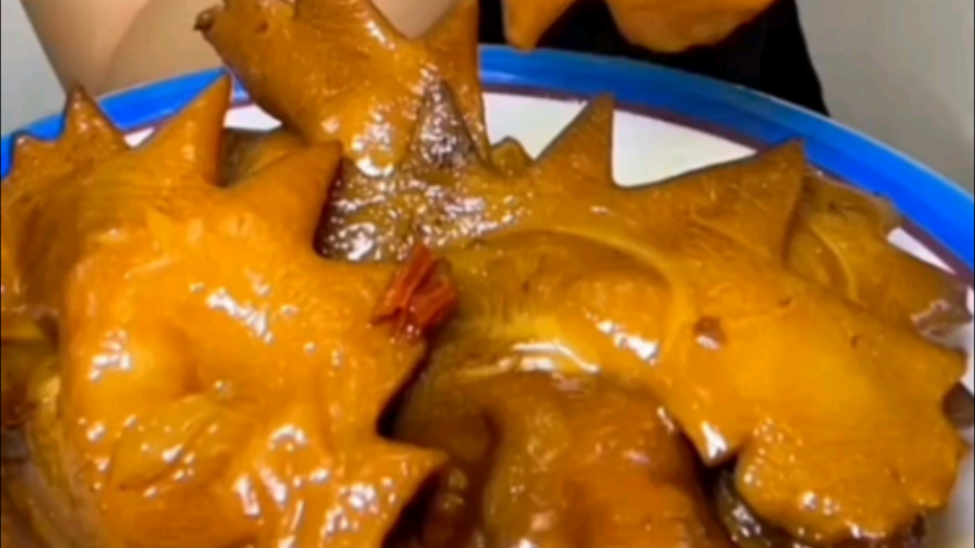 《大公鸡头》麻辣公鸡头,个头比手掌还大