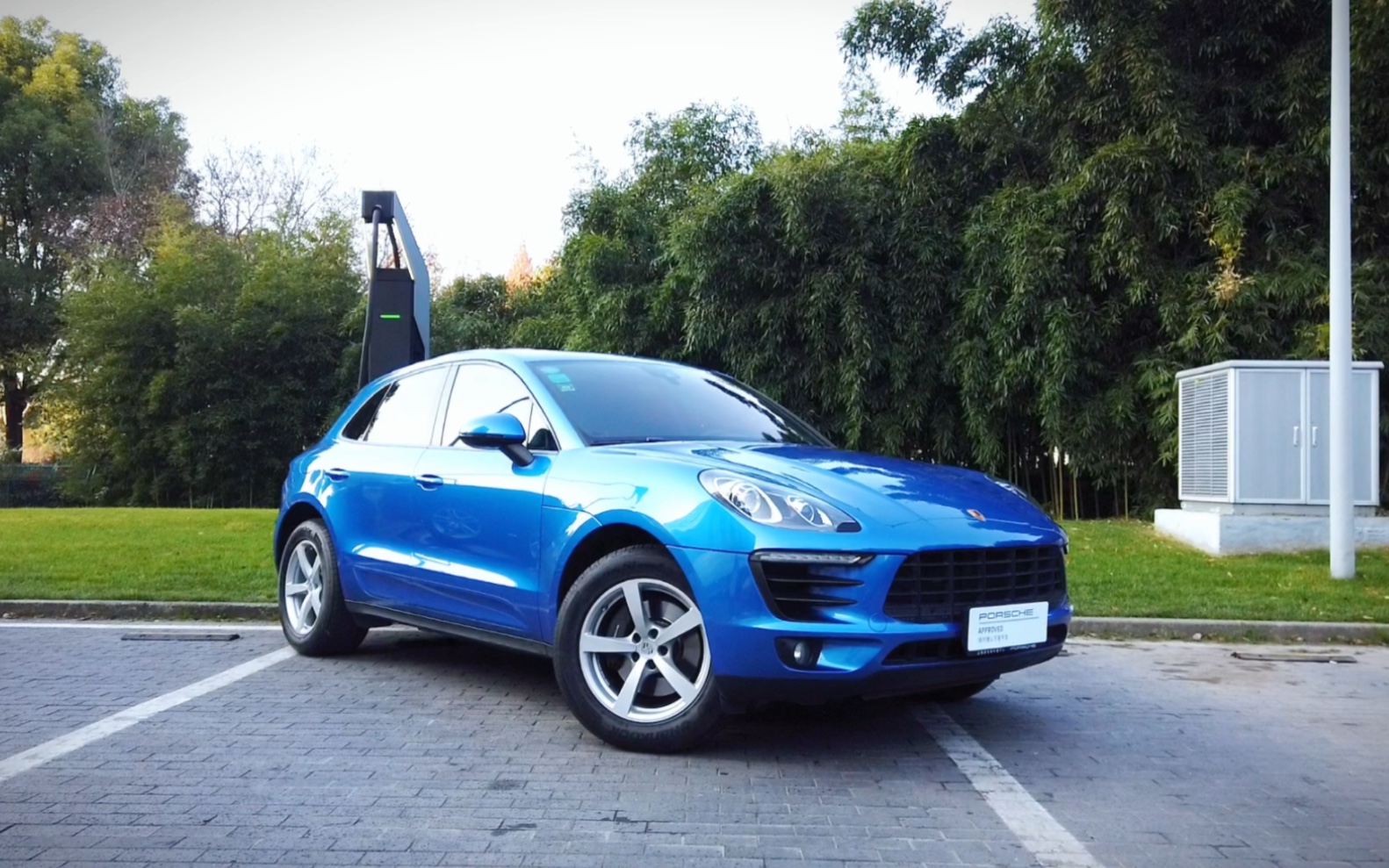 2016 年款,2 万  公里的宝石蓝金属漆 macan,搭配玛瑙灰内饰,18 英寸