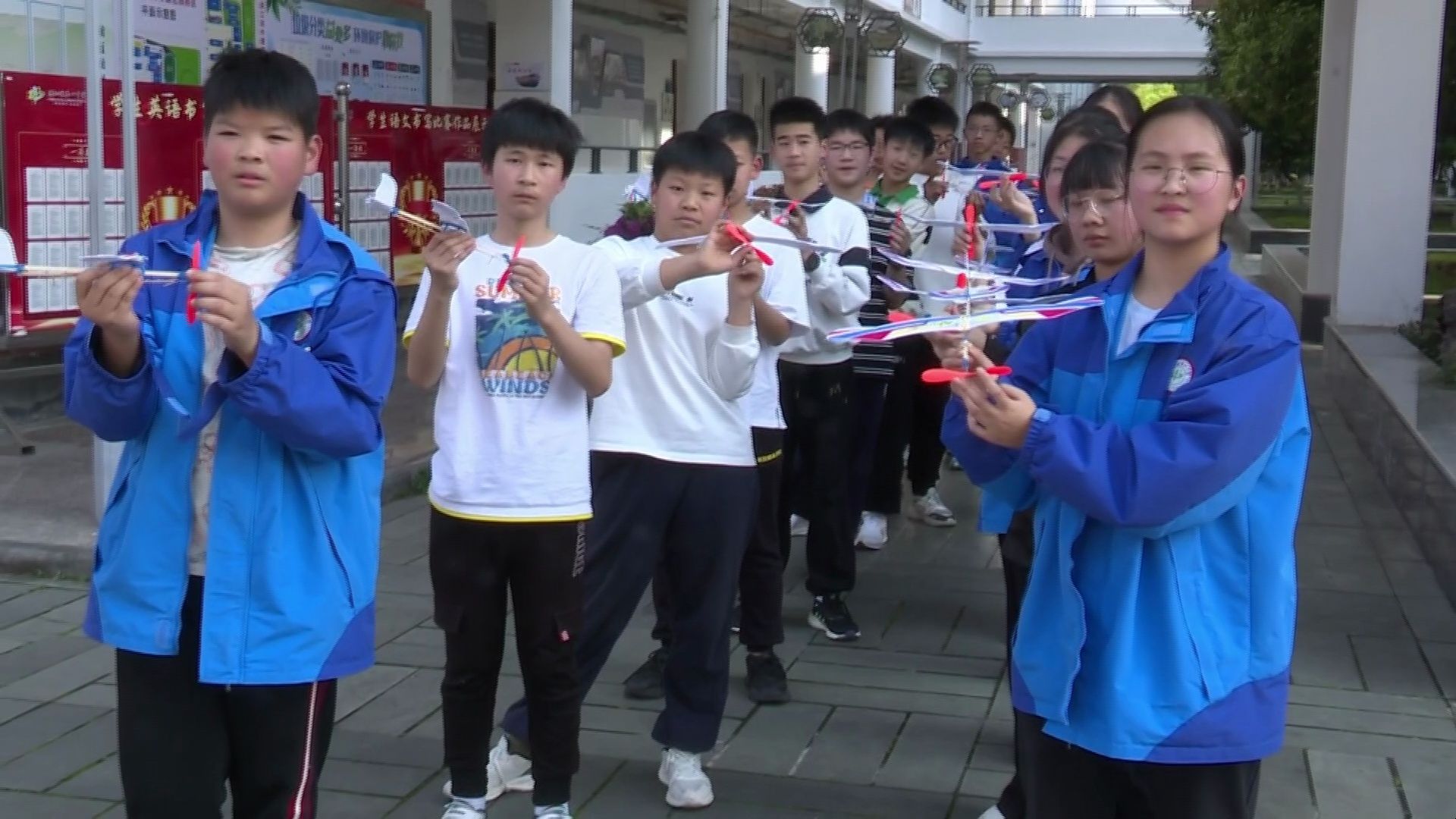 浦江四中"科技节之橡皮筋小飞机比赛"在校西广场举行