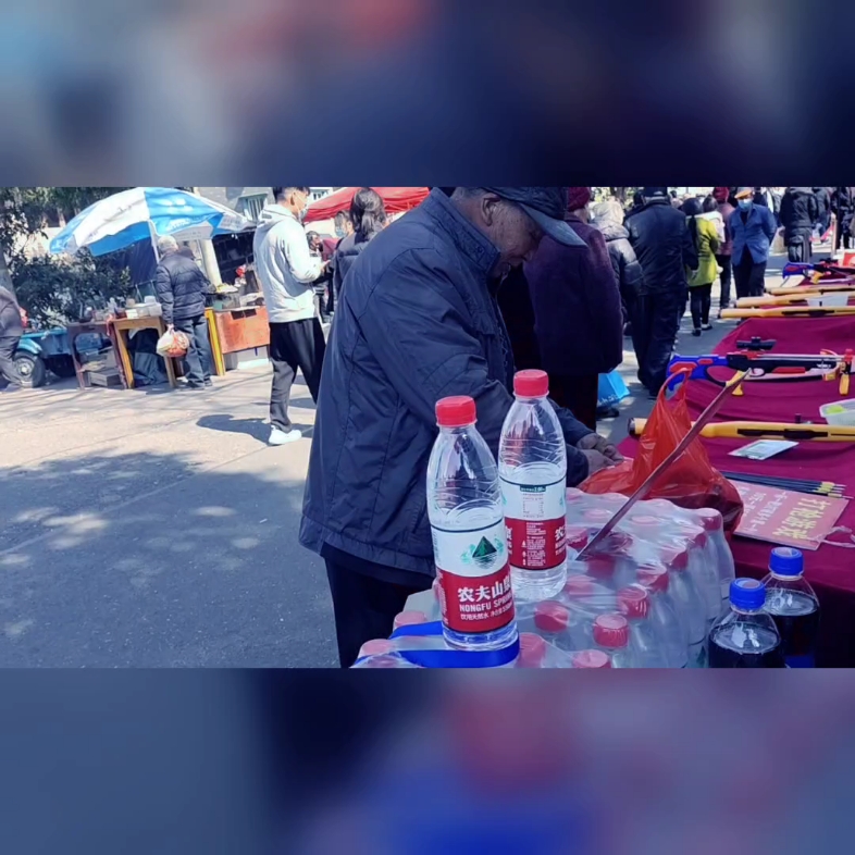 农村庙会创业摆摊卖矿泉水,半天看能赚多少线