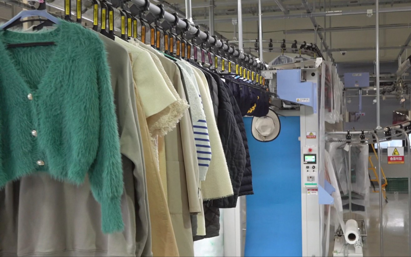 令人满意的自动化批量洗衣厂.现代洗衣机系统