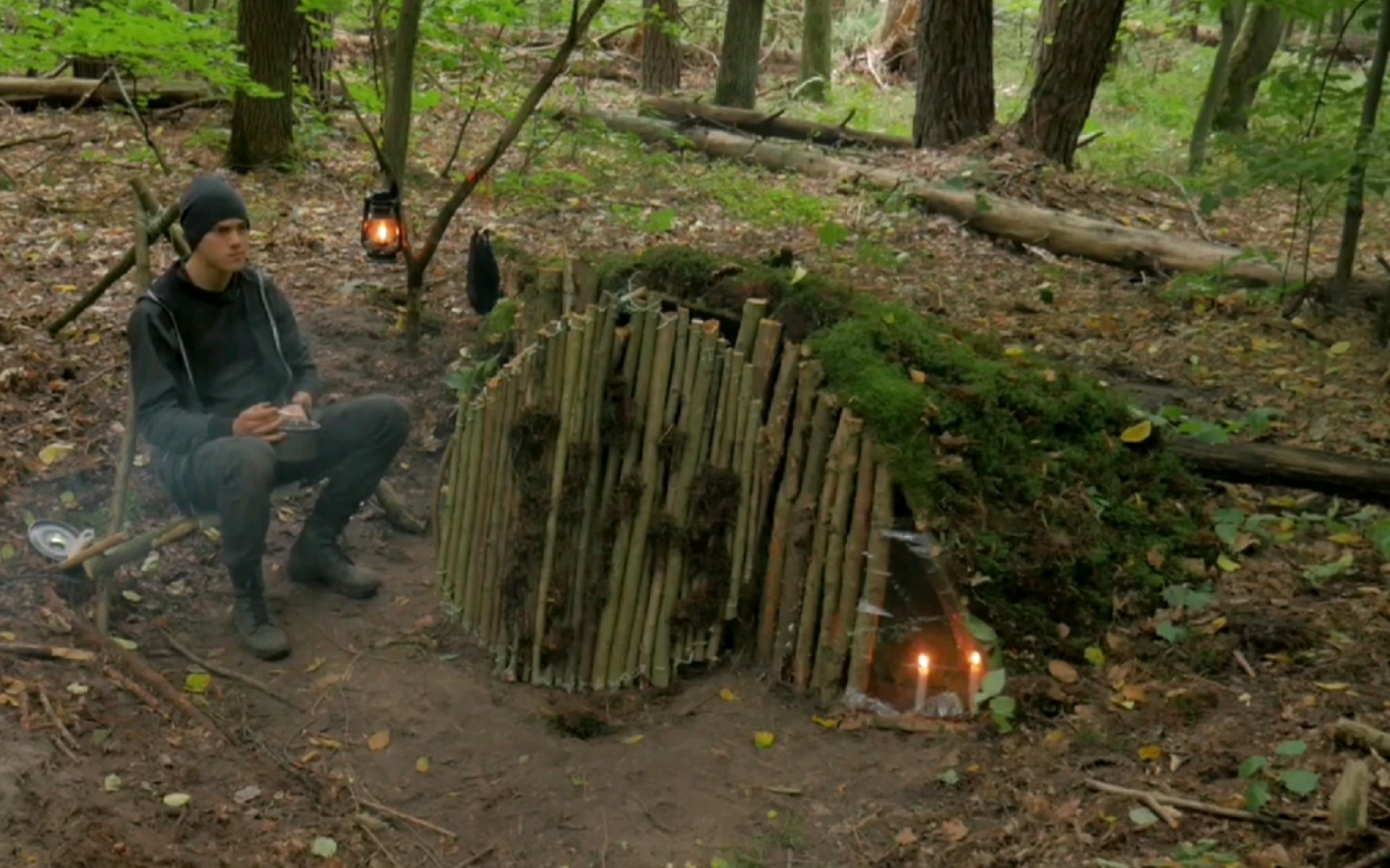 森林露营旅行过夜,搭建微型庇护所小屋,制作圆形原木枝小门,煤油灯