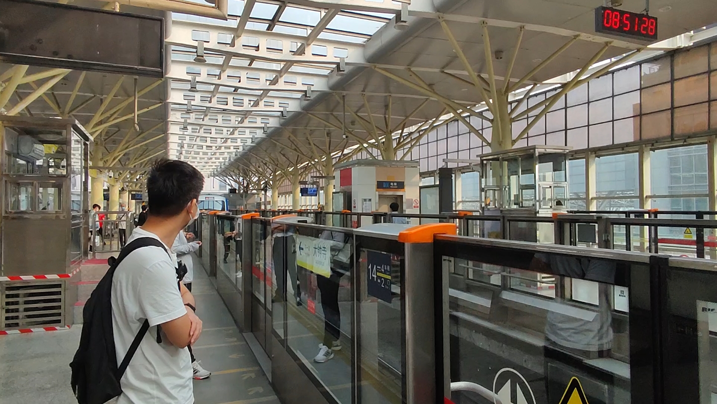 北京地铁十三号线东直门进站