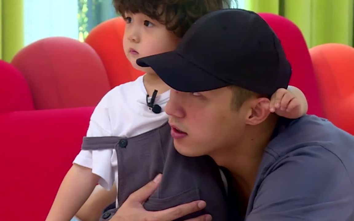 豪豪摔倒黄景瑜暖心安慰 捏鲸鱼哥哥耳朵超温馨