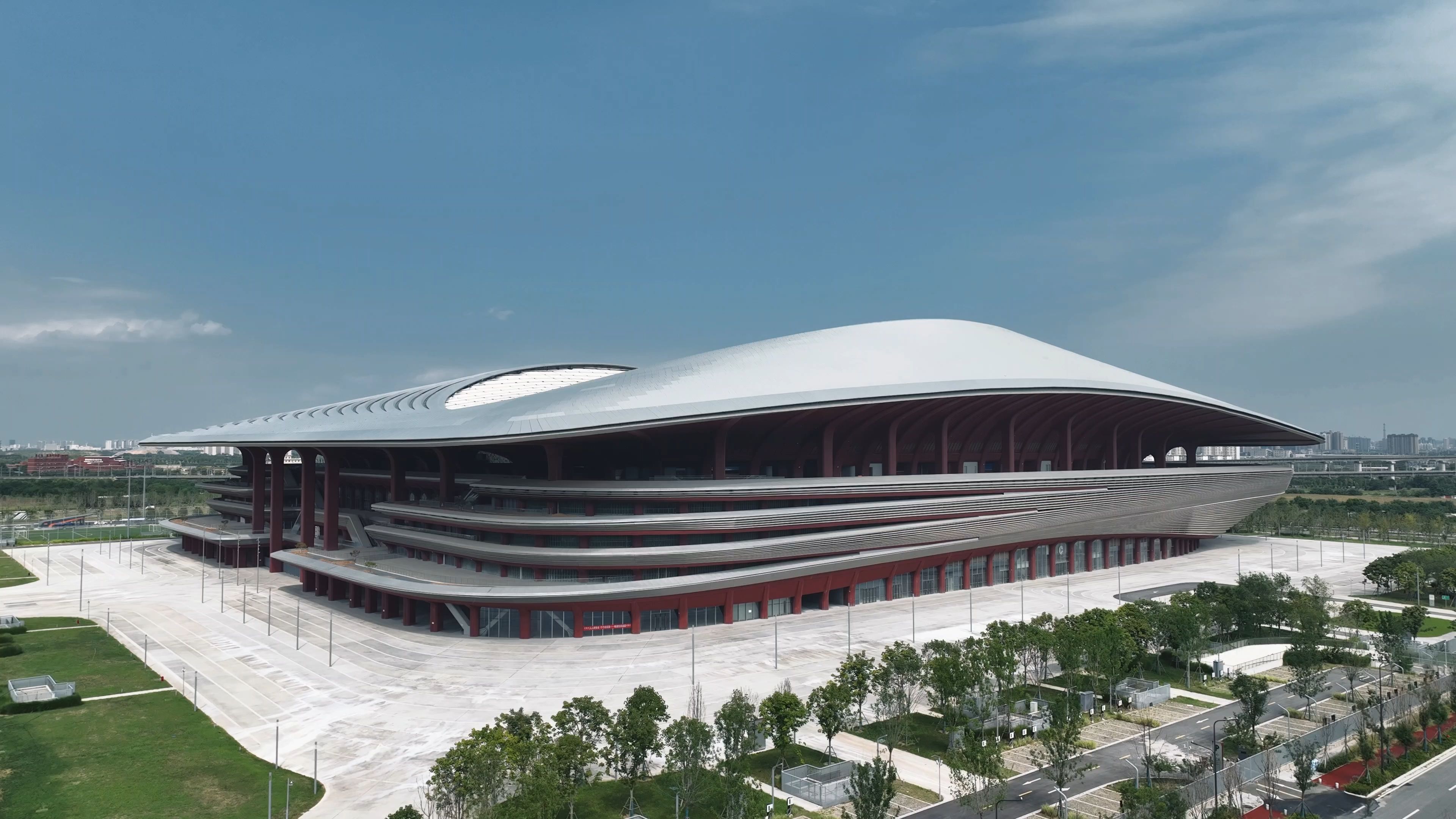 扎哈曲线 暗银金属风,西安国际足球中心视觉大片来袭