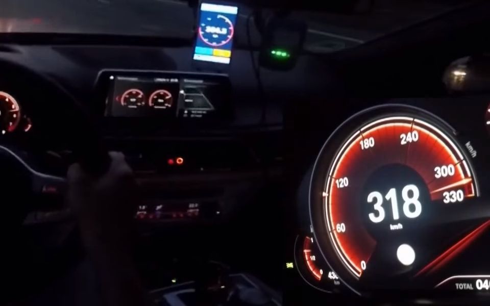 最高车速超过200km/h,宝马车在美国高速公路上严重超速飙车