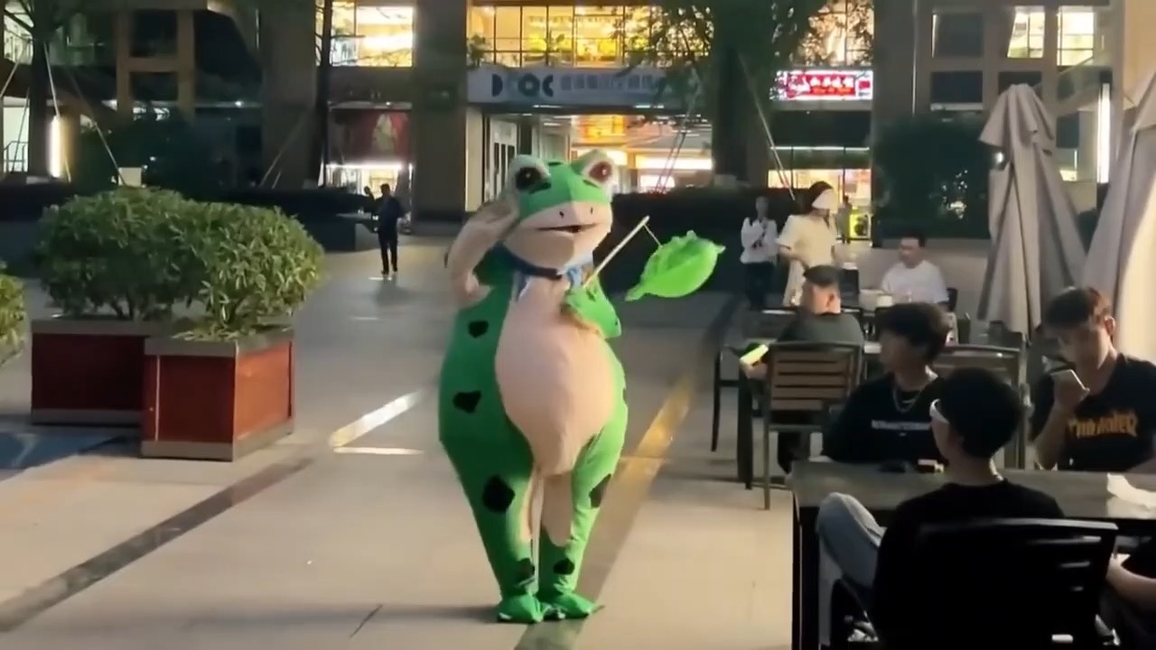 青蛙人偶跺脚名场面,为了敬礼蛙仔都不要了