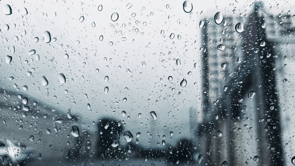 [图]车窗的雨滴。