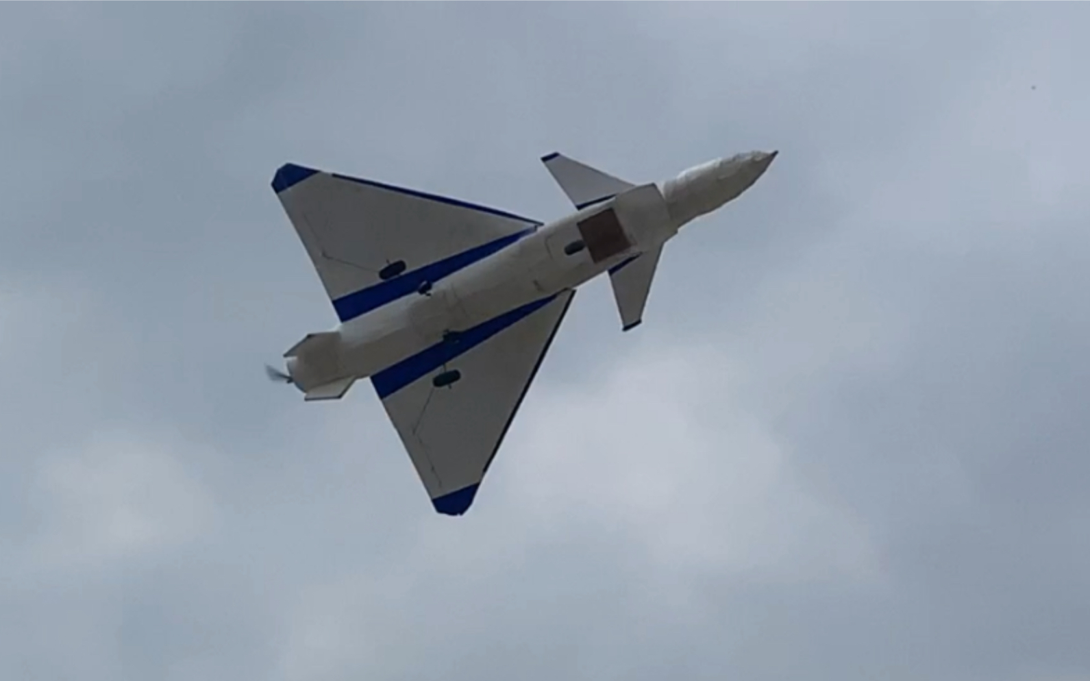 航模歼十,加装起落架首次试飞