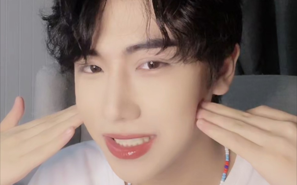 李鱼向洋22704鱼单人直播剪新发型啦