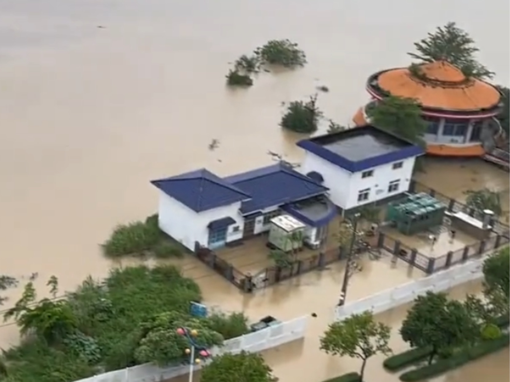 海南琼海遭强降雨侵袭:嘉积大坝被洪水淹没,居民家中水深1.5米哔哩哔哩bilibili