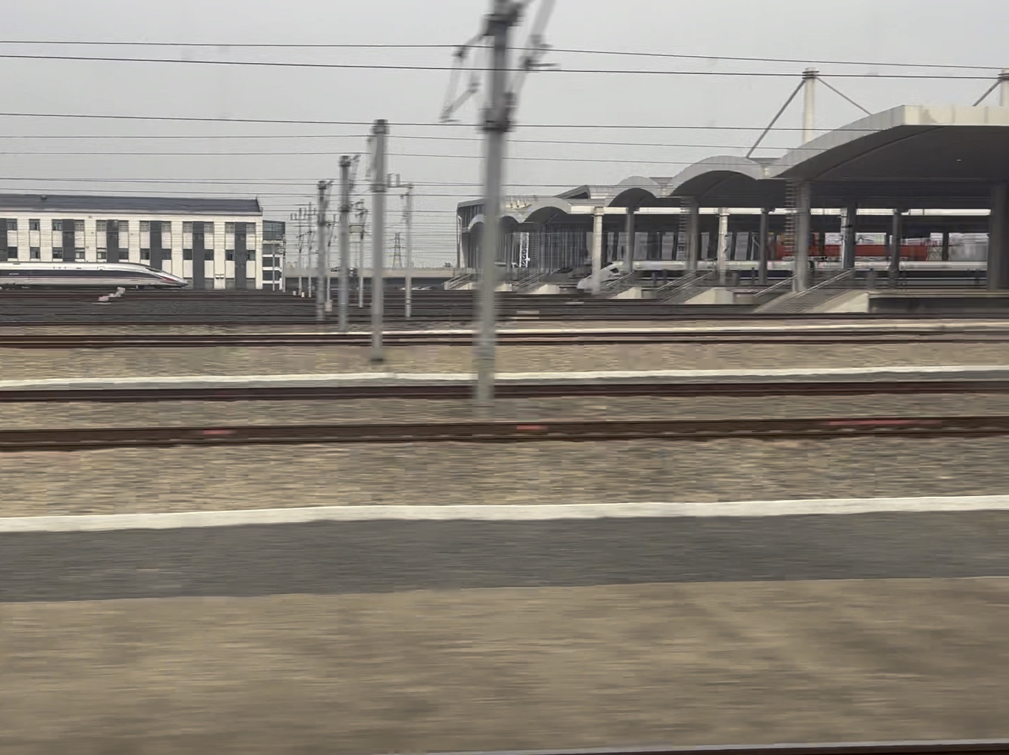 京沪标杆g15次列车高速通过徐州东站