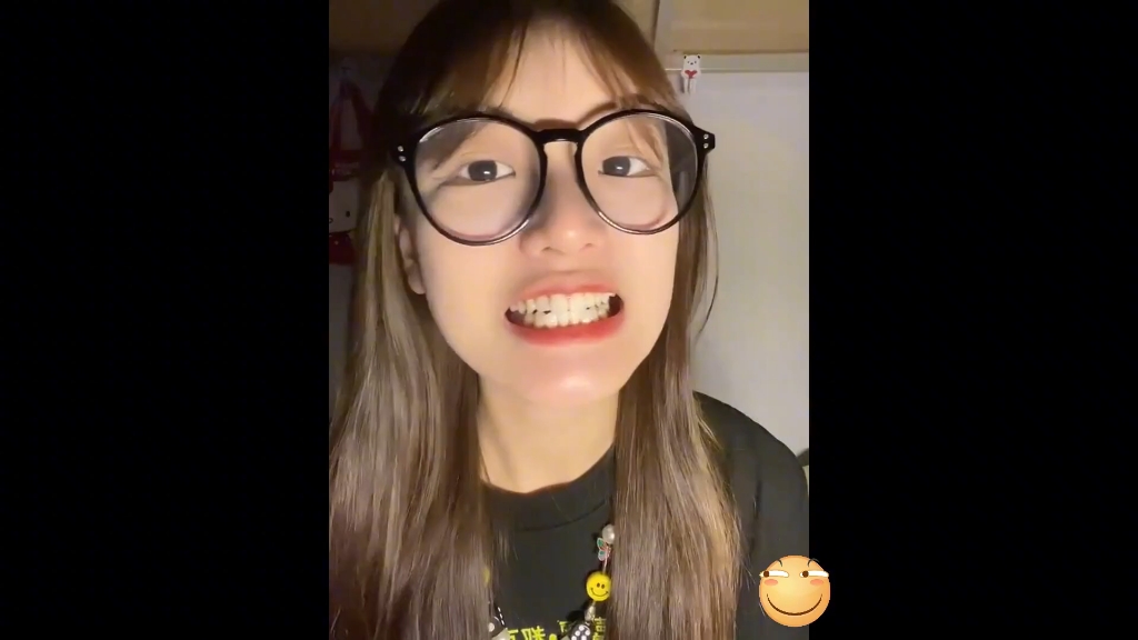 还是ta~女患者口腔检查.蛀牙