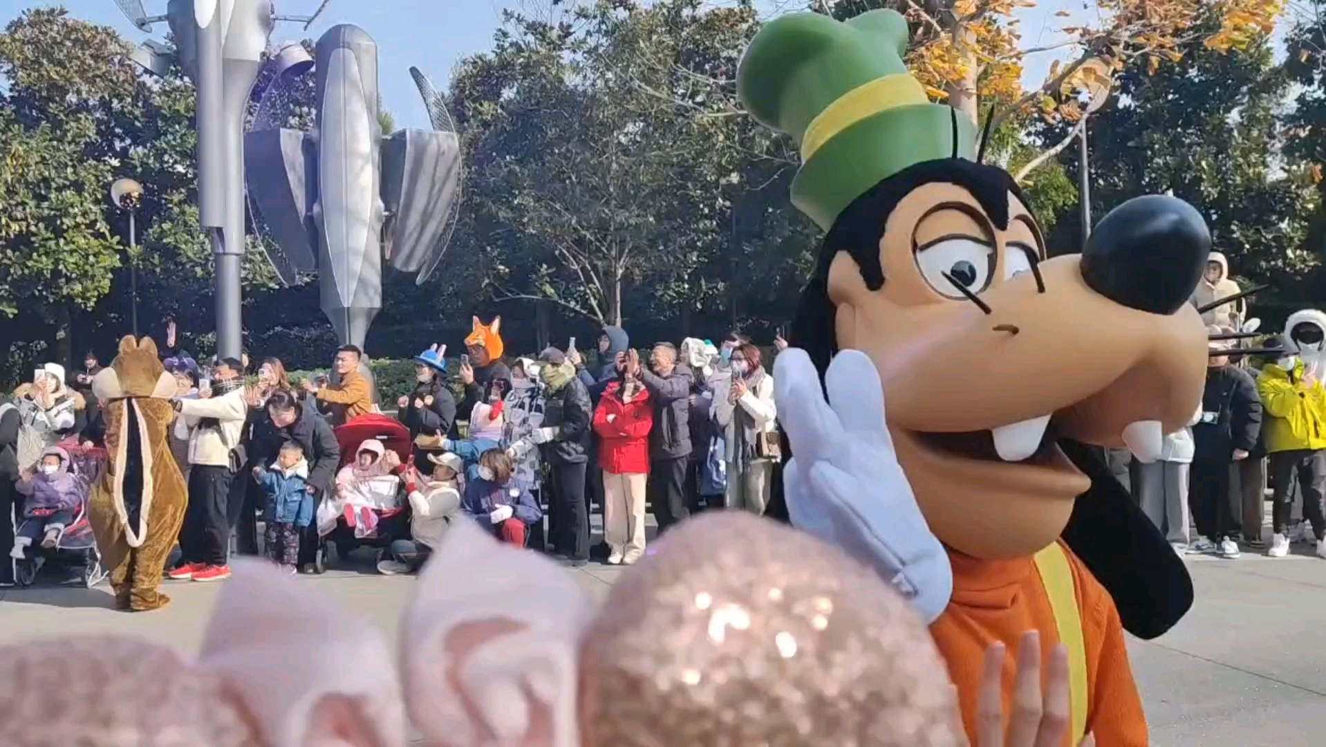 迪士尼疯狂动物城米老鼠米妮奇奇蒂蒂松鼠兄弟和高飞狗主题巡游