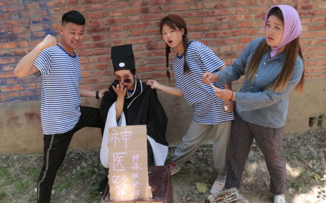 草莓感冒一直不好,妈妈找到了江湖神医拿药,最后妈妈发现被骗