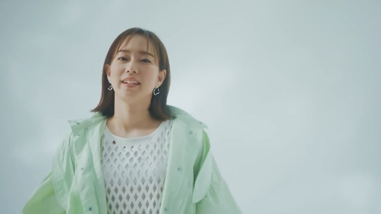 职业装的石川佳纯很有玉女(欲女)范儿,真是越看越爱