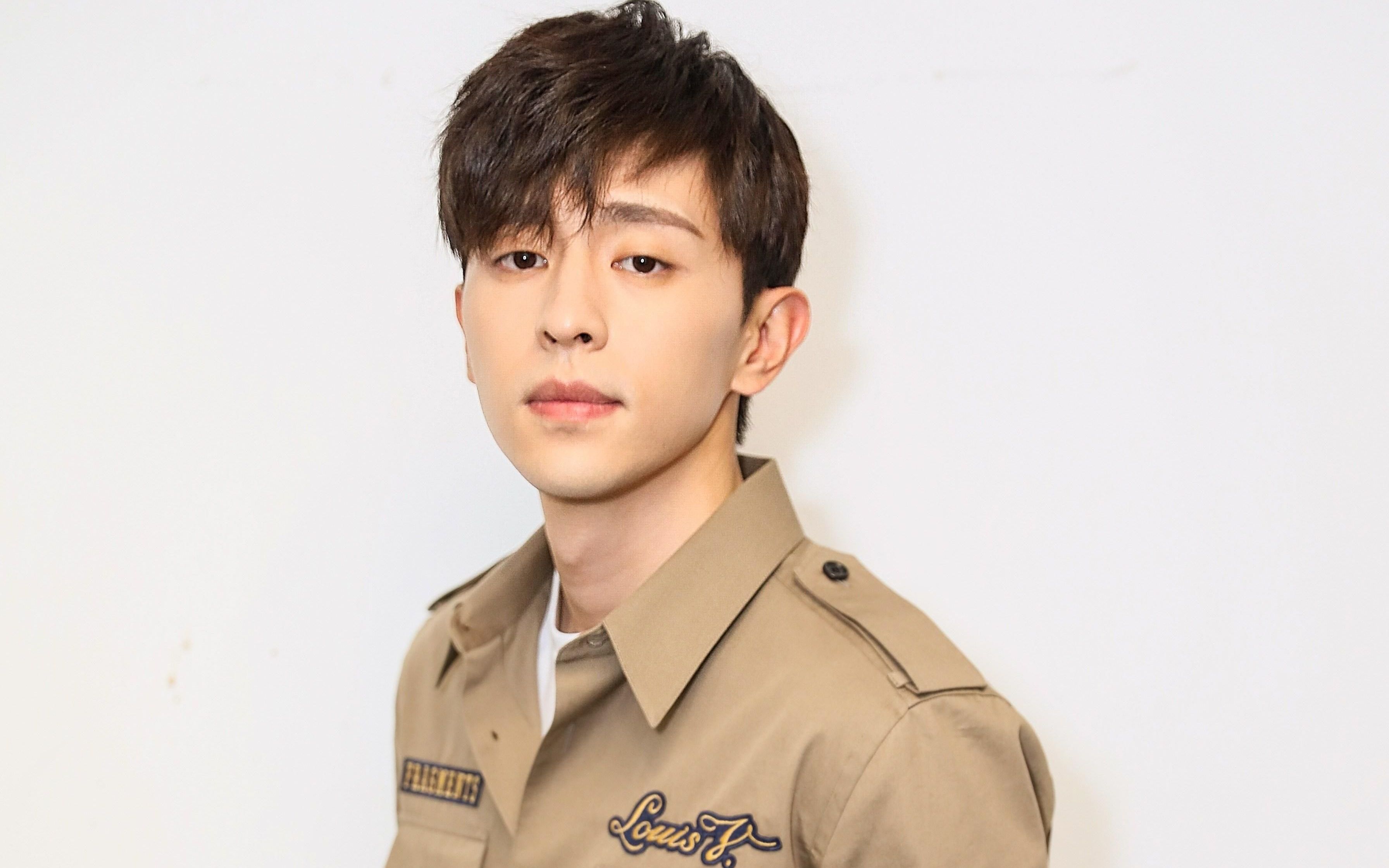 邓伦的合影都是礼貌微笑,唯独对她俩不同,竟然不是张韶涵