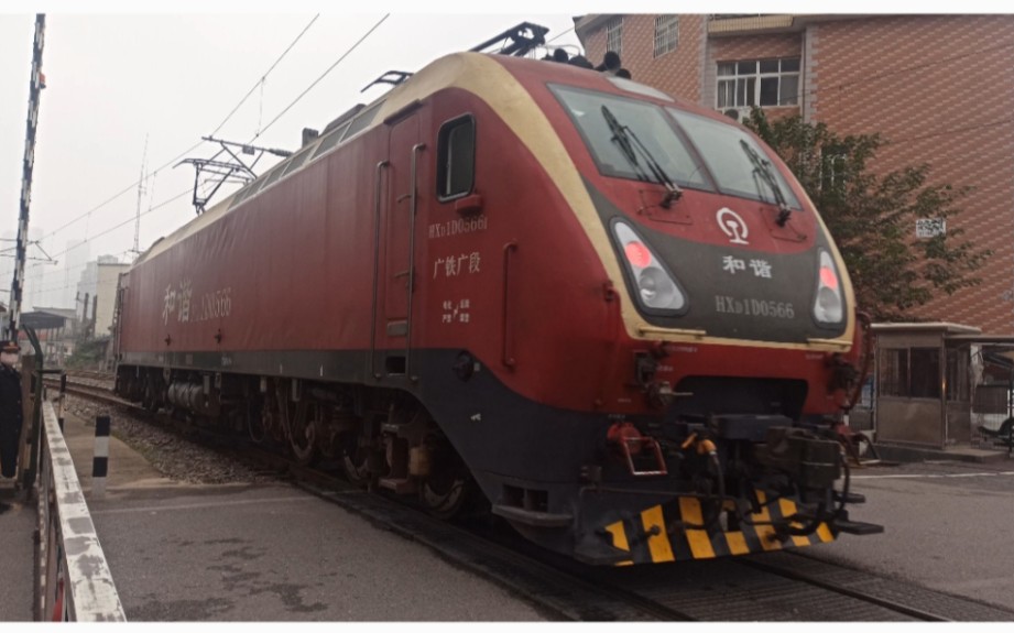广铁名车hxd1d0566出库,单机通过井岗大道口