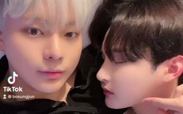 中字韩国男友日常狗粮打扰睡眠中的男友短视频tiktok俊俊情侣