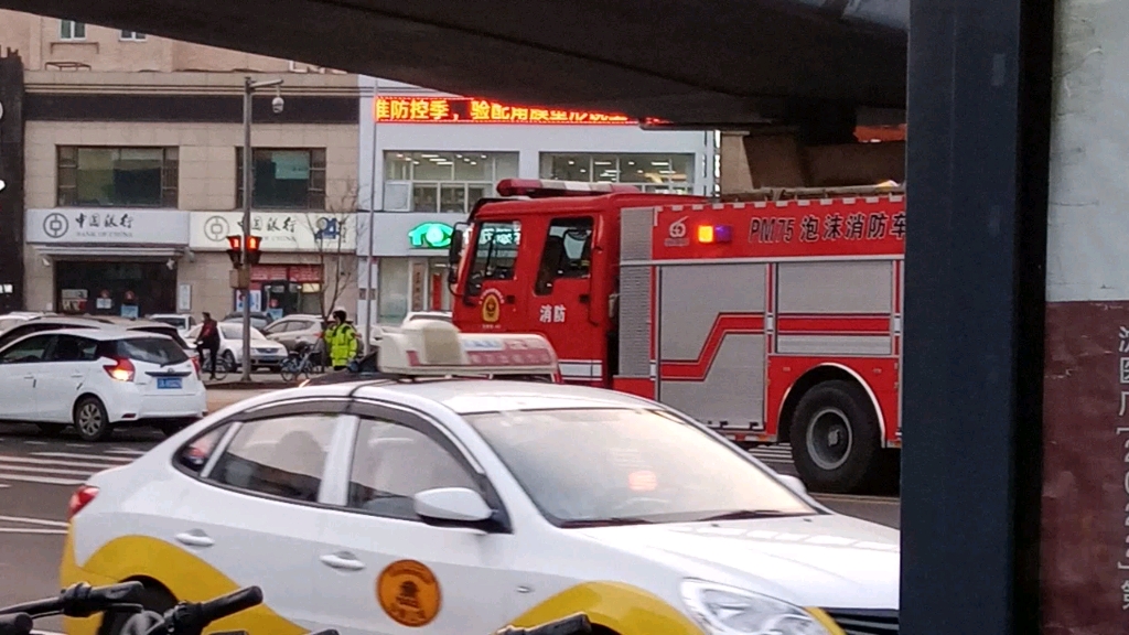 中国消防车出警图片