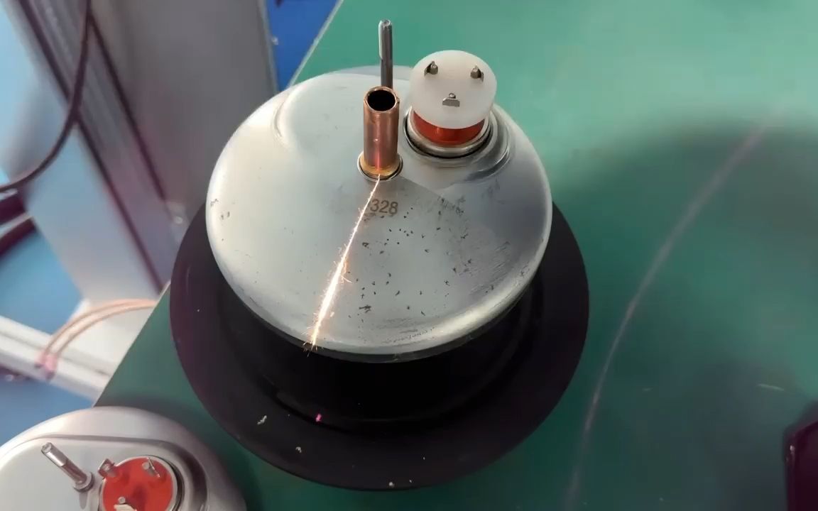 用价值8w的激光清洗机器翻新高压锅盖?