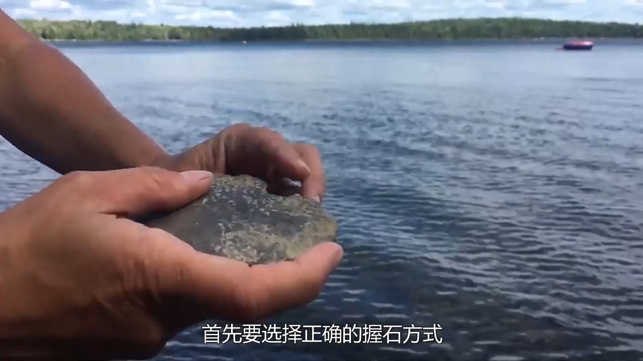 根据公式来,一块石头可以在水面上跳八十八次 #打水漂 #打水漂挑战