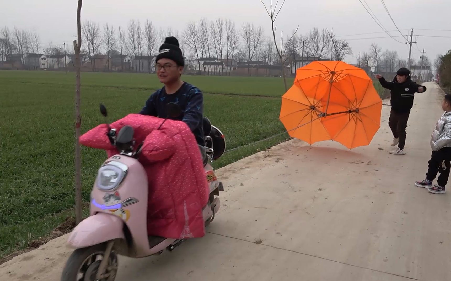 [图]挑战把雨伞当做降落伞用，小伙一头栽进了麦地，很尴尬