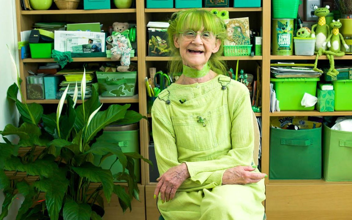 喜欢绿色的老太太,连头发都染了色,网友:"绿"的发光