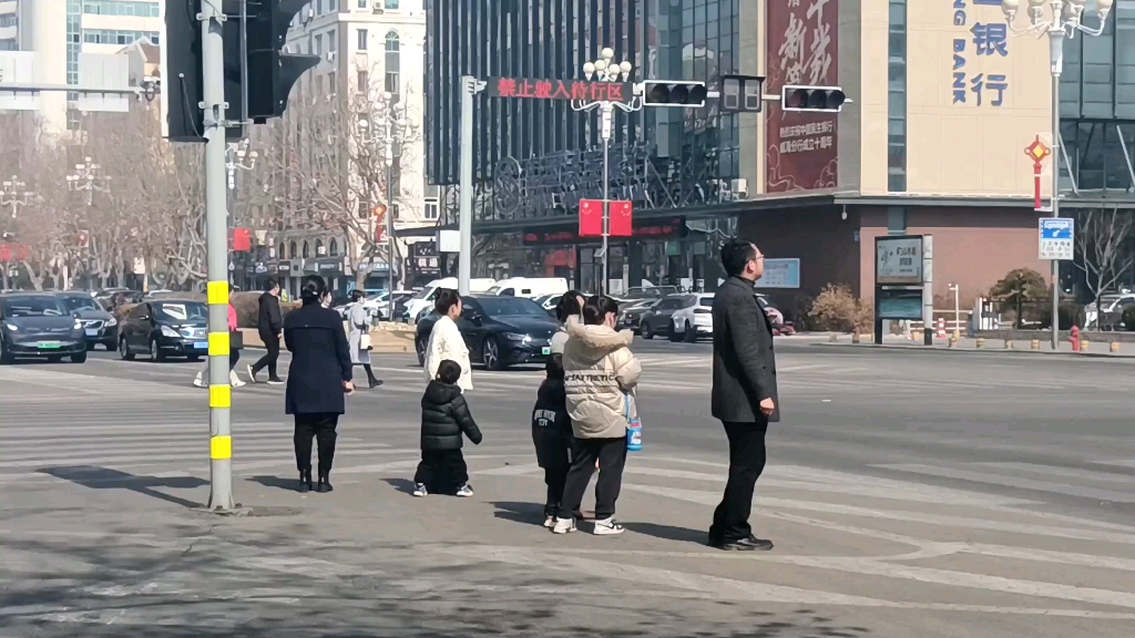 山东威海市3月2号.街上行人穿衣和天气情况