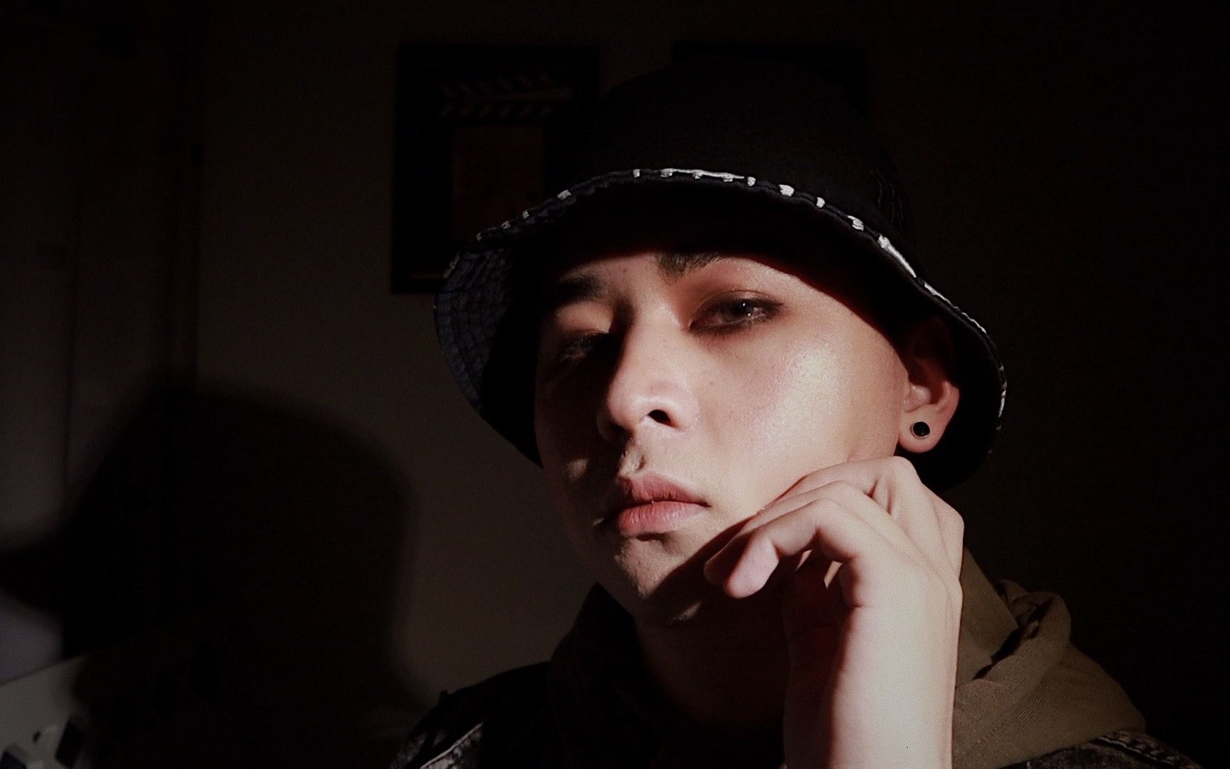 【小烟熏】新手男生第一次试妆烟熏妆,效果还不错?