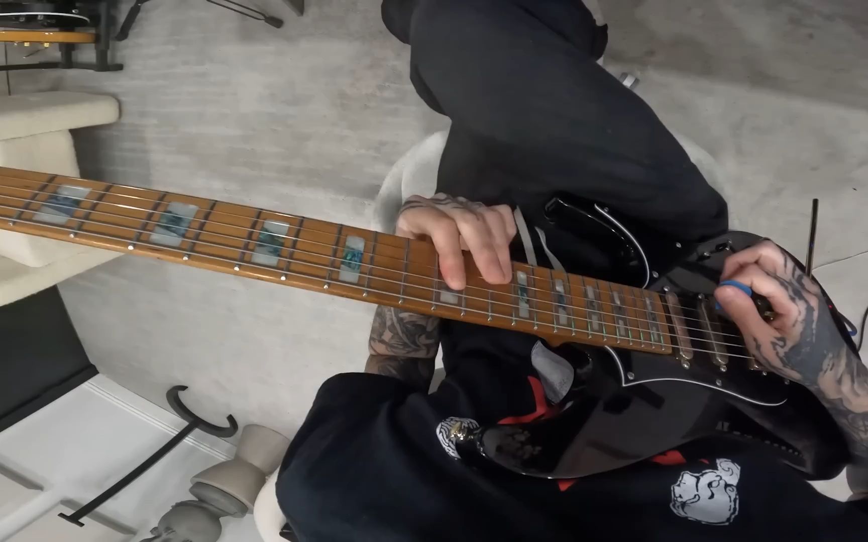 [图]POV It's Time To Practice Guitar