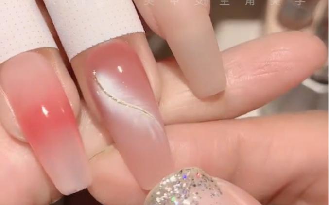 这款仙气飘飘晕染的羽毛美甲很难不爱啊