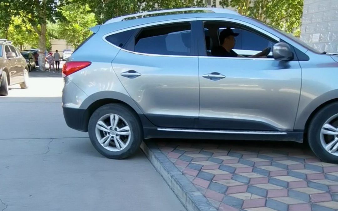 新手司机上马路牙子停车怎么做对车伤害最小