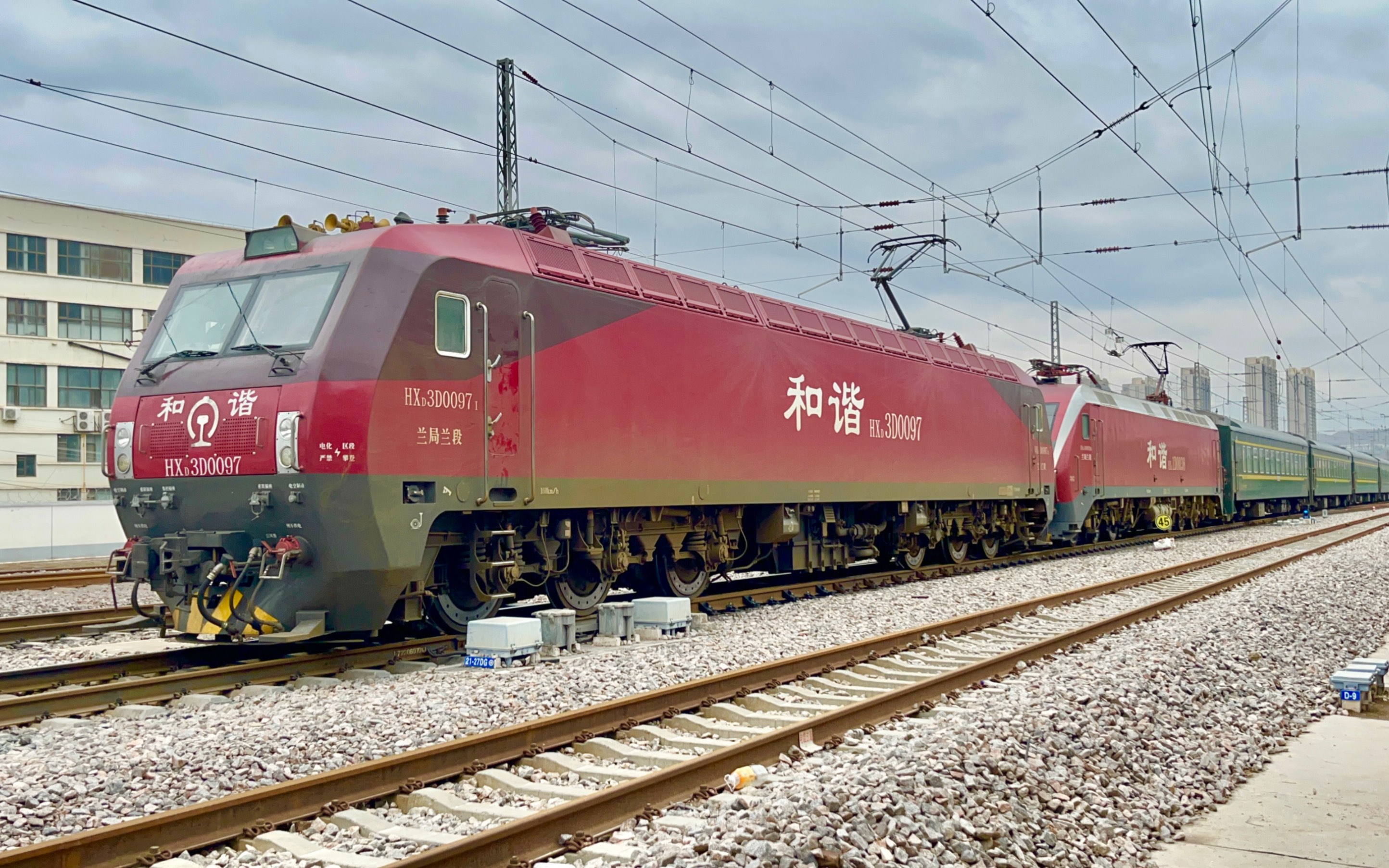 番枣组合hxd4d0135兰局兰段k1351连云港东-乌鲁木齐通过兰州焦家湾15