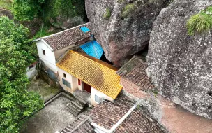 Скачать видео: 广东一女子看破红尘，隐居深山把房子建在石缝中，这需多大的勇气才敢住？