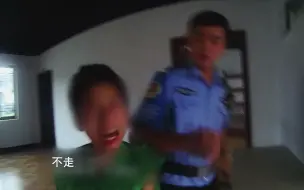 Download Video: 叛逆少年为了不跟父亲回家，竟向民警挥拳头示威