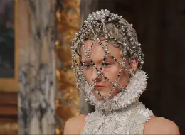 Download Video: 【工艺华丽精美，气息复古神秘】Alexander McQueen  2013  秋冬女装系列秀场