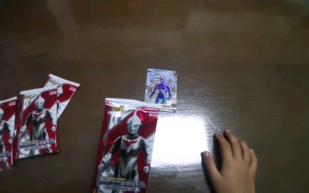 小淼淼拆闪光版奥特曼卡牌,四包里面只有两包拆到好卡