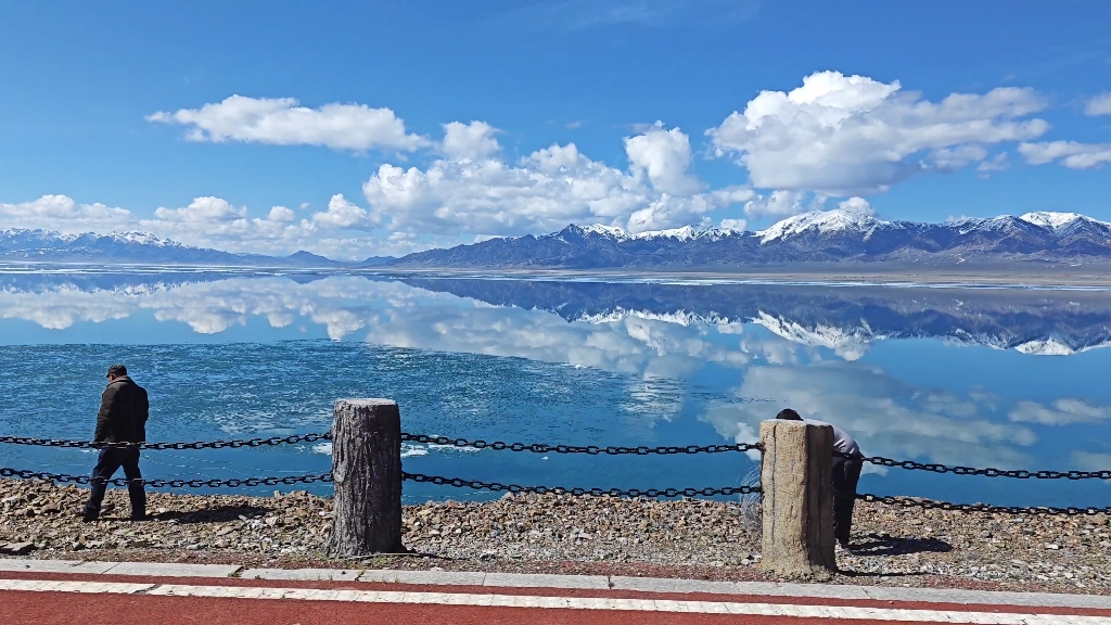 赛里木湖,水面如镜