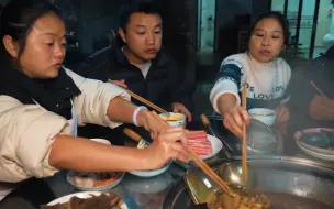 Скачать видео: 桃子姐买了一个柴火灶，邀请兄弟姐妹来吃火锅，麻辣美味，吃爽了