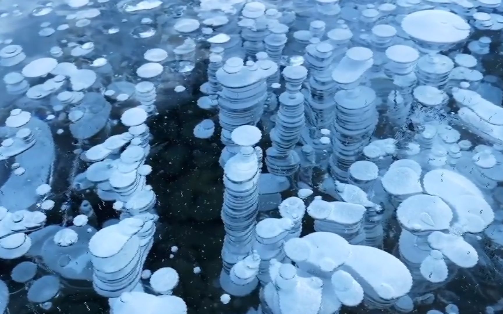 神奇大自然!新疆赛里木湖现冰泡湖奇观,实在是太美了_哔哩哔哩_bilibi