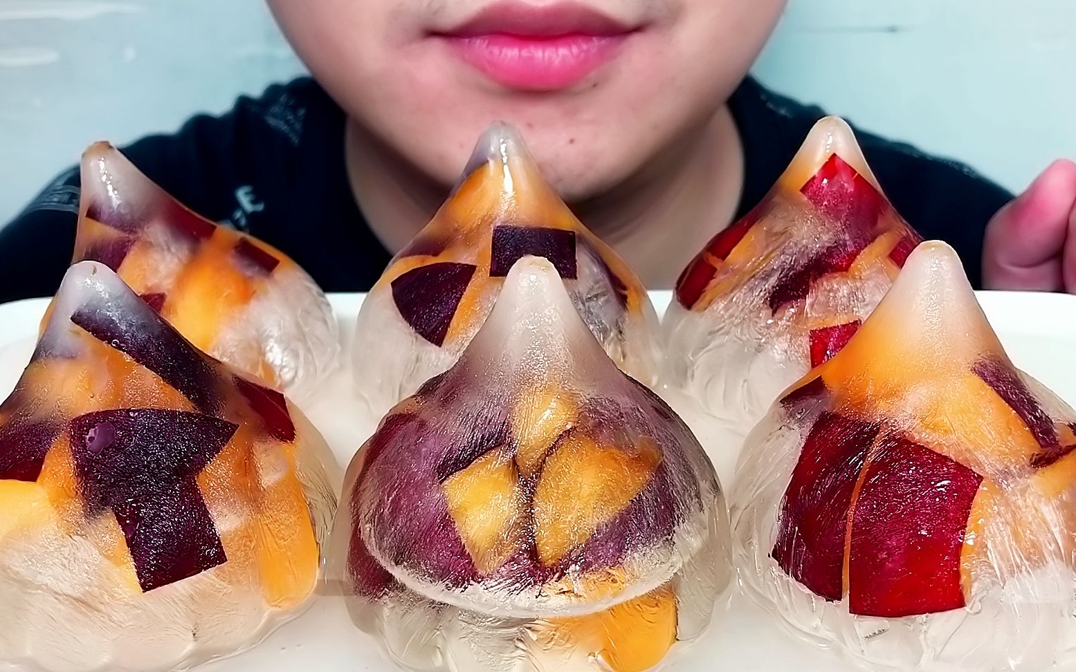 吃黑布林空心包子冰,听脆脆的声音与喝水声!