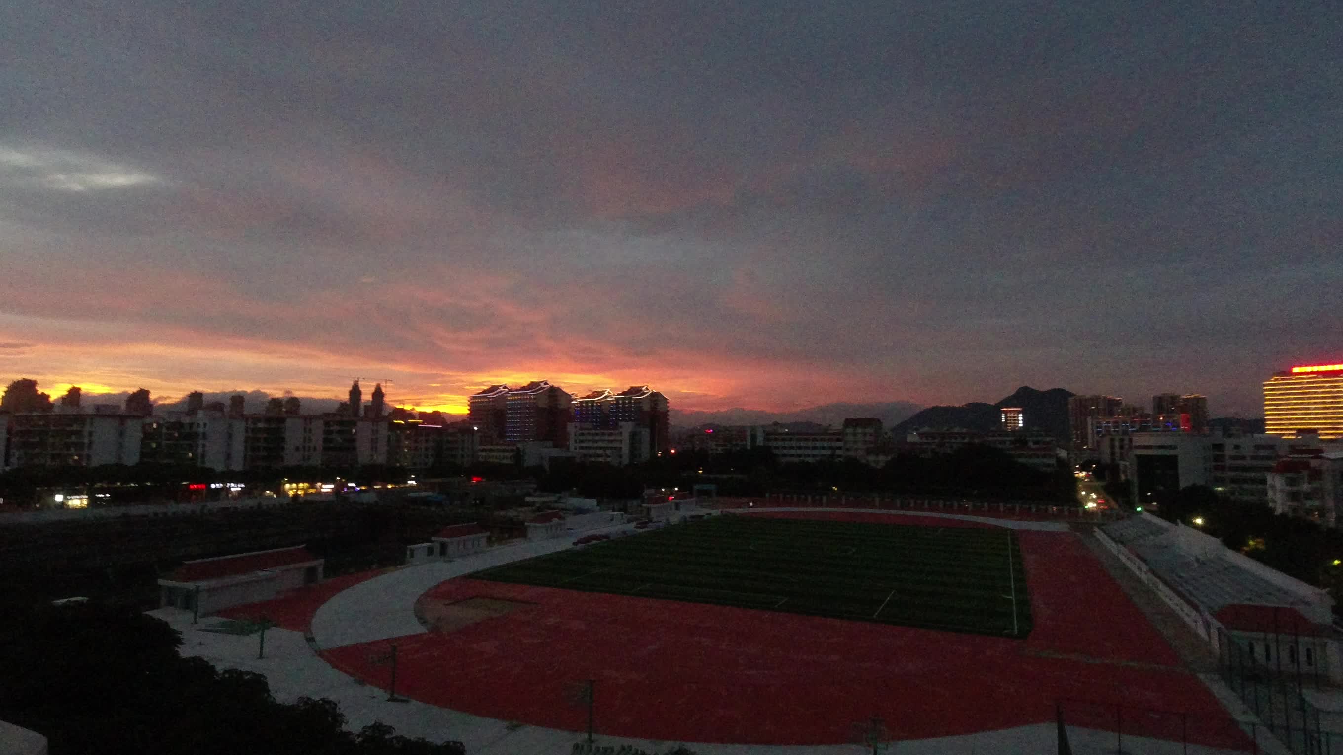 雨歇晚霞明,风调夜景清.月高微晕散,云薄细鳞生哔哩哔哩bilibili